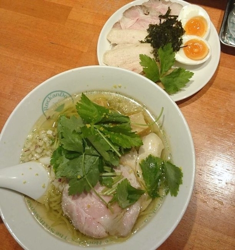 「塩グリーン麺　ゆずみつば+特製」@麺屋 六感堂 Rock'anDoの写真