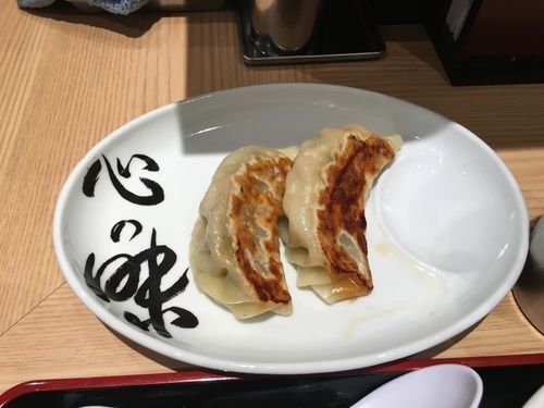 「心の味大餃子 2個」@松戸富田麺業 千葉駅構内店の写真