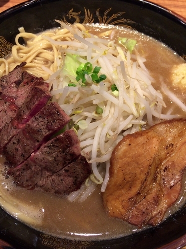 「らーめん ＋ ステーキ」@ラーメン燈郎の写真