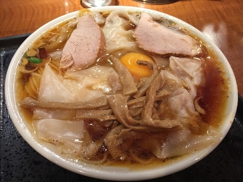 「ワンタンメン_生玉子（大盛）」@上海楼の写真