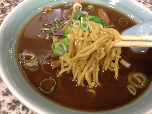 「Ａ．伝統の油こってり濃い口　￥６００」@呑助飯店の写真