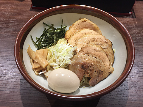 「炙りチャーシュー油そば+味玉」@油そば 油山の写真