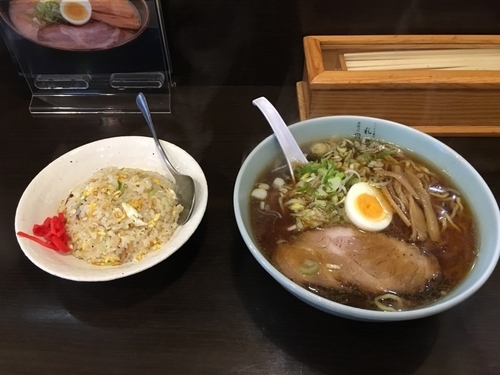 「醤油ラーメン 半チャーハン」@三代目 月見軒 北郷本店の写真