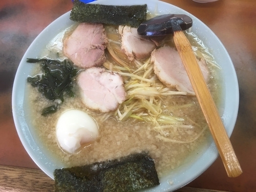 「倍ネギ全部（2倍ネギメンマチャーシュー）1000円、ゆで卵50円」@ニューラーメンショップいわせの写真