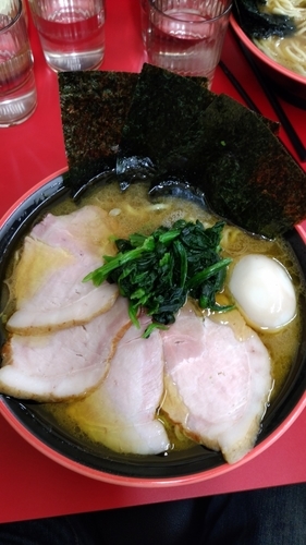「中盛りチャーシュー麺　無料味玉」@横濱家系ラーメン 勝鬨家の写真