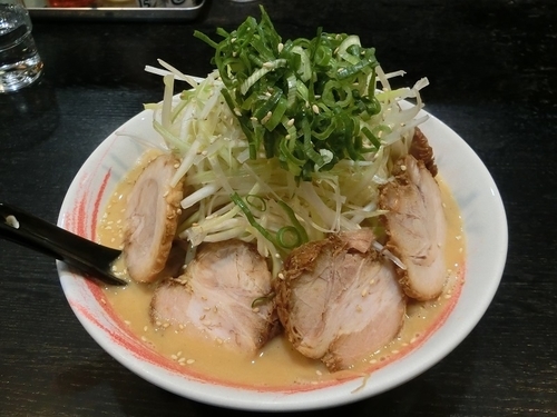 「8番ホワイト大盛+白髪ネギ+チャーシュー」@ドレファラシドの写真