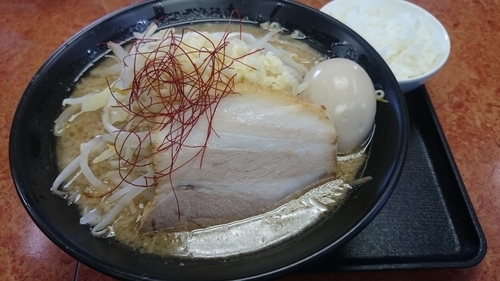 「味玉豚基本＋半ライス」@麺賊 夢我夢中の写真