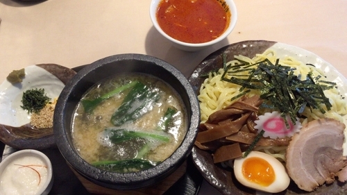 「石焼きつけ麺 白 (塩)➕激辛汁」@らーめん岡崎 鶴ヶ島店の写真