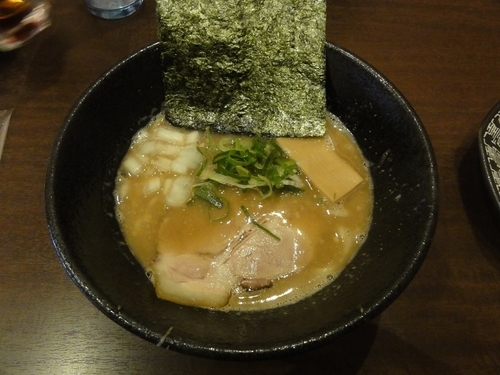 「醤油とんこつらー麺（太麺）」@らー麺 鉄山靠 瀬田本店の写真