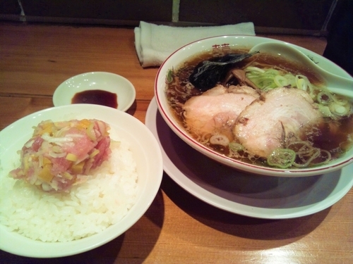 「中華そば（700円）+ネギトロ丼（300円）」@井関屋の写真