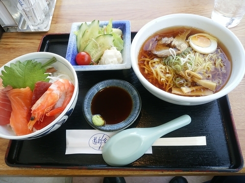 「Ａランチ(醤油ラーメン＆海鮮丼)972円」@遊彩食の写真