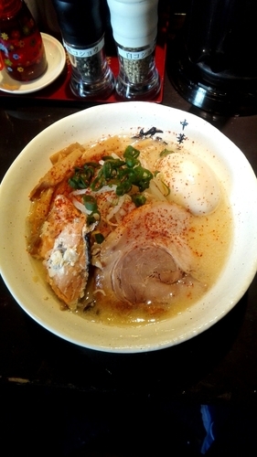 「期間限定　鮭×鶏 味噌らーめん ～ホワイトベース～ ＋味玉」@中華そば 葵の写真