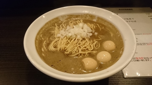 「極濃焼きアゴ鬼煮干+ウズラ」@灰汁中華 丿貫 福富町本店の写真