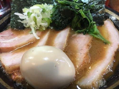 「SPF焼き豚バラチャーシュー麺＋たまご【950円】」@家系ラーメン とらきち家の写真