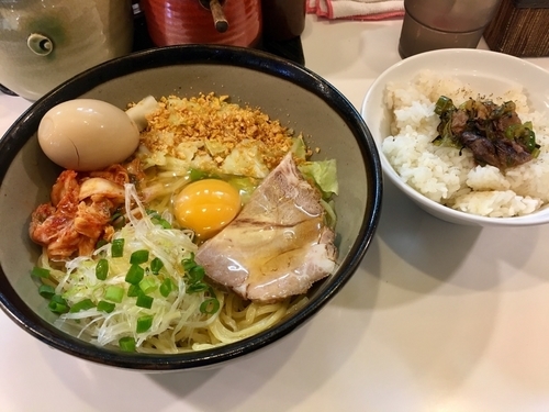 「まぜそば 並 温 ¥800 + 賄い飯 サービス」@ぐうたらの写真