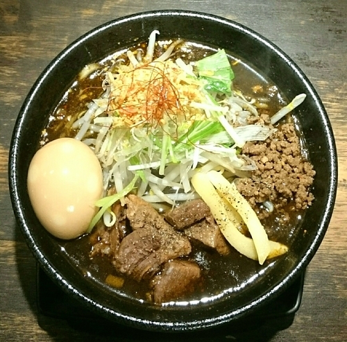 「黒バカ麺【季節限定】 烏龍煮玉子」@屋台らーめん 鷹流 高田馬場店の写真