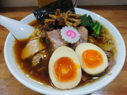 「しょうゆラーメン700円＋味玉100円＋小ライス＋賄い肉」@オランダ軒の写真