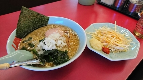 「プレミアム醤油とんこつ(８４０円)＋ネギ(サー券)」@山岡家 狭山店の写真