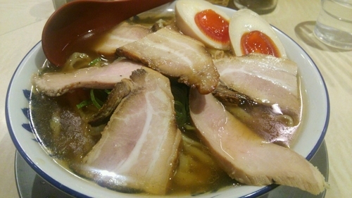 「喜多方らーめん(肉・醤油・大盛)+半熟味付け玉子」@食堂 七彩の写真