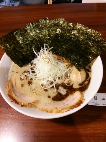 「全部入り塩とんこつ、マー油、ライス、替え玉」@麺屋 蓮花の写真