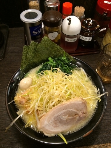 「ネギラーメン　880円」@横浜家系ラーメン 壱角家 新宿中央東口店の写真