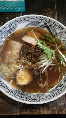 「竹炭正油らーめん」@元祖竹炭らーめん はと車の写真