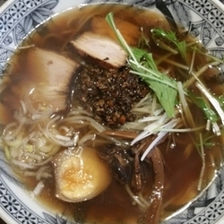 竹炭正油らーめん