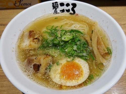 「塩ラーメン 730円 ＋ 味玉半分 （無料券利用）」@麺屋こころ 御茶ノ水店の写真