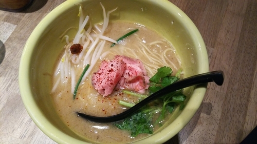 「スパイストンコツソバ」@ソラノイロ トンコツ&キノコの写真