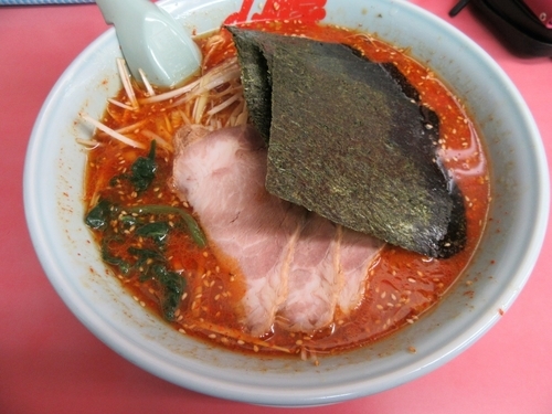 「辛味噌ネギチャーシュー麺（１０７０円）＋中盛＋餃子」@ラーメン山岡家 花見川区店の写真
