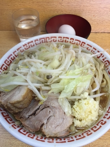 「小 ニンニク 生卵 野菜少なめ」@ラーメン二郎 環七新新代田店の写真