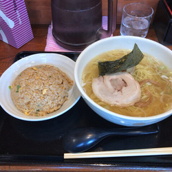 塩ラーメン大盛（大盛無料）＋半チャーハン 930円