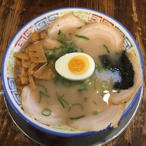 「分校チャーシューメン並 (880円)」@久留米とんこつラーメン松山分校の写真