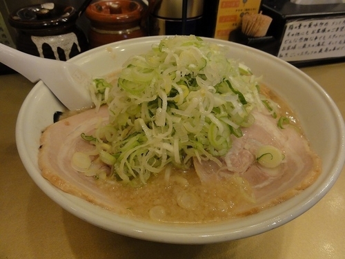 「しょうゆラーメン750円中盛50円　メンマ薬味マシ」@超ごってり麺 ごっつ 秋葉原店の写真