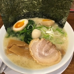 味玉塩豚骨ラーメン 820円