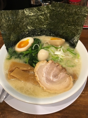 「味玉塩豚骨ラーメン 820円」@横浜家系ラーメン 清六家 沼袋店の写真
