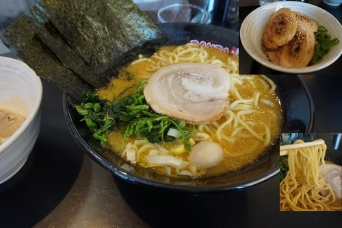 「豚骨醤油ラーメン大盛セット(炙りチャーシュー丼)1030円」@BOMBA家 湘南台本店の写真