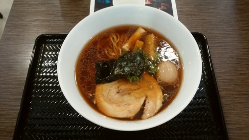 「煮玉子醤油らぁ麺(大)」@創彩麺家 野の実 足柄サービスエリア店の写真