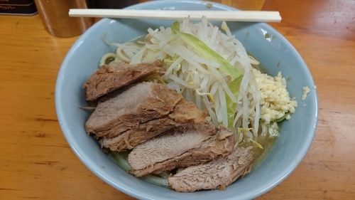 「小豚野菜少な目にんにく」@ラーメン二郎 新橋店の写真