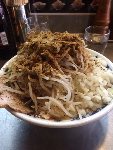 「ラーメン 玉ねぎ 魚紛」@ラーメン大 堀切店の写真