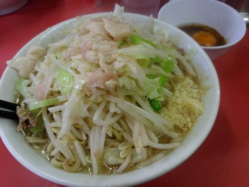 「小ブタ入りニンニク少しアブラカラメ+生卵」@ラーメン二郎 桜台駅前店の写真