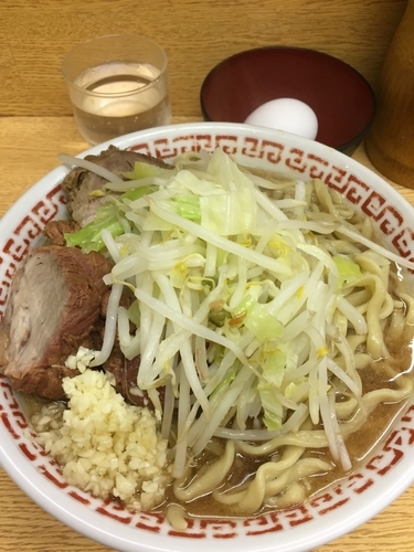 「小 ニンニク 野菜少なめ 生卵」@ラーメン二郎 環七新新代田店の写真