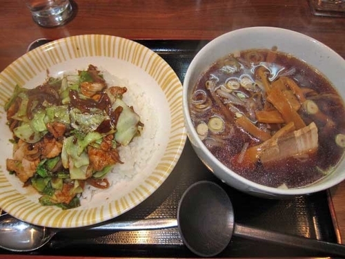 「回鍋肉丼　500円（ランチ）と半ラーメン　300円」@中華ダイニング いい田の写真