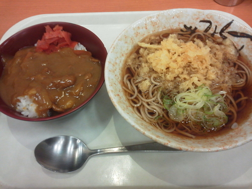 「ミニカレー丼セット500＋たぬき60円」@だるまそば 西新宿支店の写真
