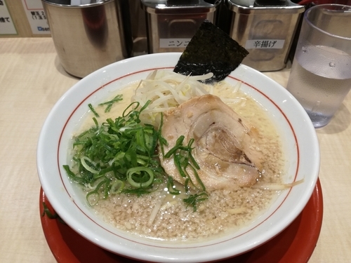 「ラーメン　580円麺硬、背あぶらマシ」@替玉千里眼 志木店の写真