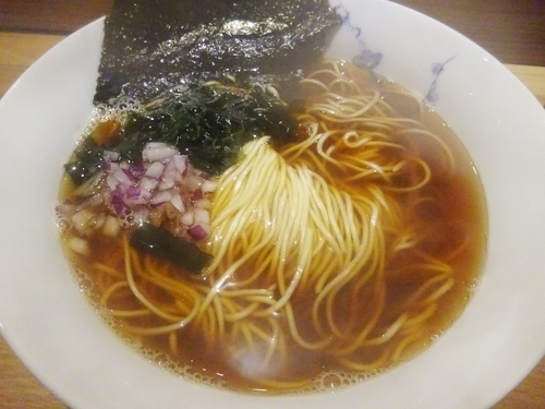 「ワカメそば 650円 ＋ 山椒ちりめんご飯 150円」@煮干しそば ウメノキスズメの写真