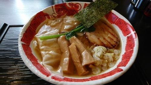 「海老ワンタン入り龍のひげらぁめん醤油　900円」@龍のひげの写真