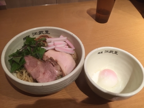 「【期間限定】織里〜武（オリーブ）油そば 温玉付 850円」@麺屋 江武里の写真