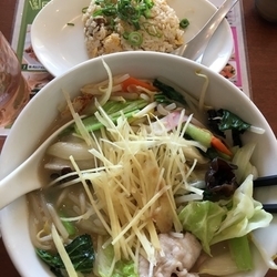 生姜の効いたちゃんぽん麺980円+半チャーハン280円