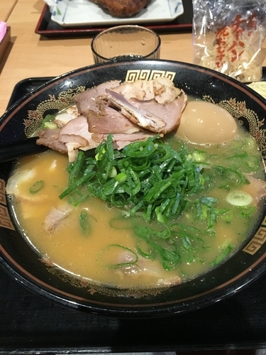 「ラーメン+焼豚+味玉+替え玉」@ラーメン 横綱 刈谷オアシス店の写真